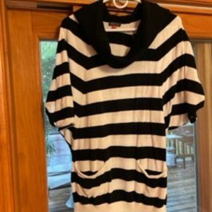 VINCE CAMUTO Size Medium, Black/White Stripe sweater